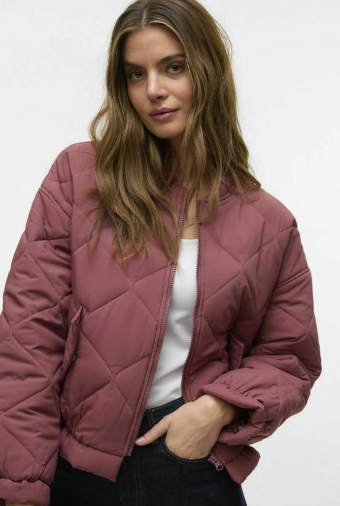 Prošívaný bomber, Vero Moda, 1 499 Kč
Prošívaný bomber, Vero Moda, 1 499 Kč