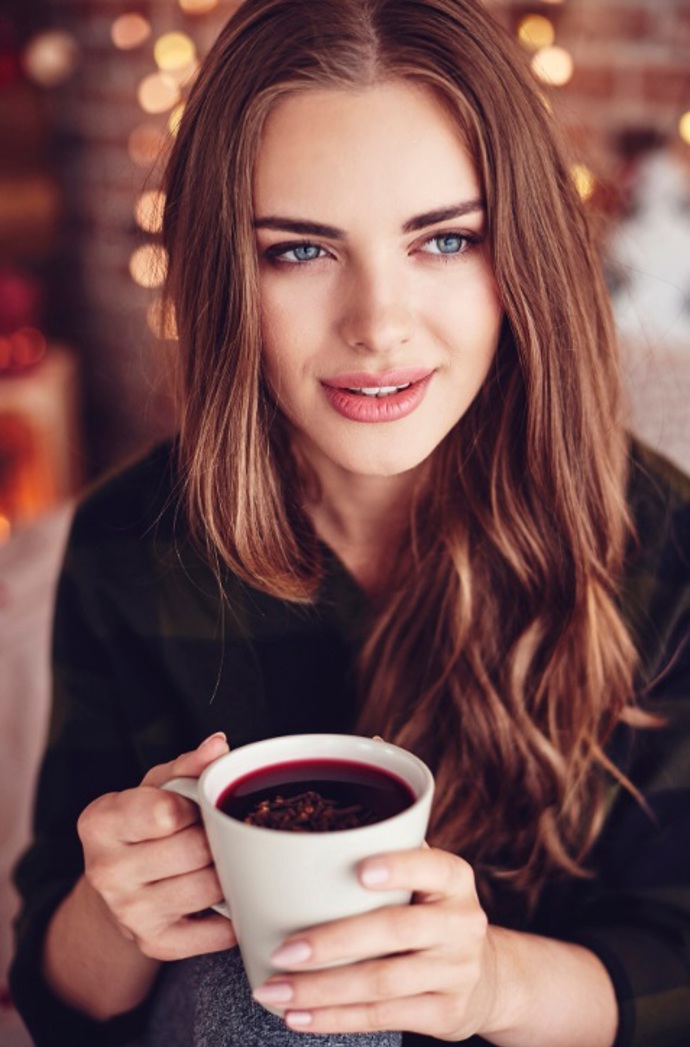 Trendy jsou hřejivé oříškové odstíny hnědé, které mají světlejší pramínky v oblasti obličeje. Díky tomu zjemní rysy v obličeji a dodají mladistvý vzhled. 
