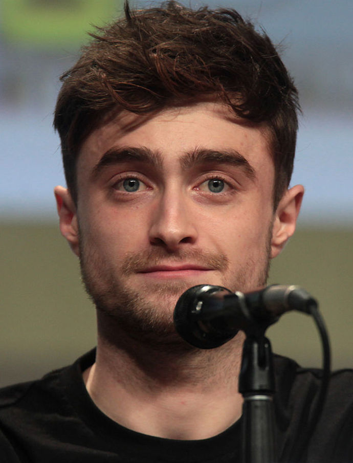 Daniel Radcliffe vyrostl z malého kouzelníka v respektovaného herce, který si vybírá náročné a originální role. Kromě práce se také stal otcem a umí skloubit kariéru s rodinným životem.

