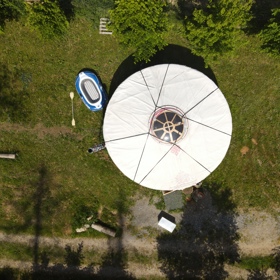 Na Vysočině, uprostřed přírody, vzniká skvělý projekt pro život v přírodě. Stojí za ním Eliška Slámová a Šimon Brabec, zakladatelé značky Braasi Industry.
