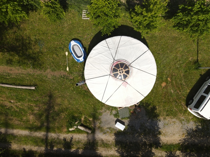 Na Vysočině, uprostřed přírody, vzniká skvělý projekt pro život v přírodě. Stojí za ním Eliška Slámová a Šimon Brabec, zakladatelé značky Braasi Industry.
