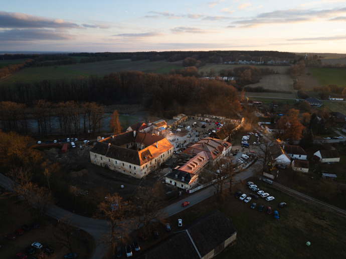 Loxia plánuje, že od roku 2027 bude možné rezervovat celou Tavernu se dvěma velkorysými sály, každý pro 145 osob. Součástí budou apartmány až pro 80 hostů, nádvoří i romantický rybník s molem, ostrůvkem a unikátním domkem na hladině.
Loxia plánuje, že od roku 2027 bude možné rezervovat celou Tavernu se dvěma velkorysými sály, každý pro 145 osob. Součástí budou apartmány až pro 80 hostů, nádvoří i romantický rybník s molem, ostrůvkem a unikátním domkem na hladině.