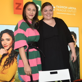 Lucie s Evou Burešovou během autogramiády 
