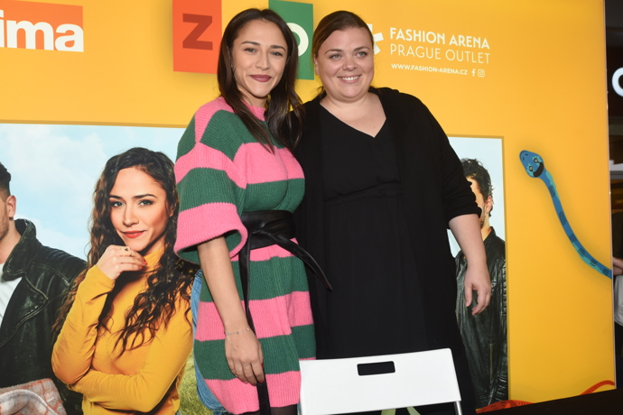 Lucie s Evou Burešovou během autogramiády 
