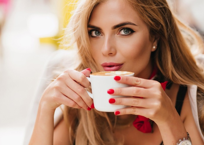 Medová blond je jedním z hitů letošního roku. Současně patří k ověřeným stálicím, které mají ženy okolo padesátky v oblibě. 
