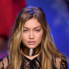 Gigi Hadid v roce 2016 na začátku kariéry, kdy nosila vlasy jemně prosvětlené v délkách
