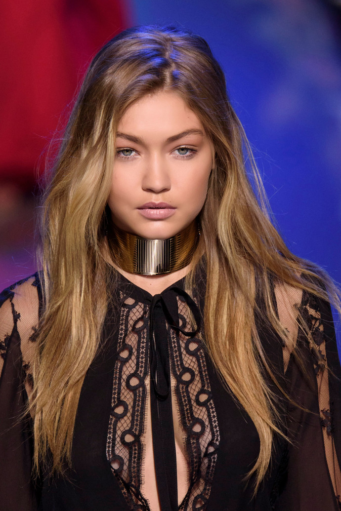 Gigi Hadid v roce 2016 na začátku kariéry, kdy nosila vlasy jemně prosvětlené v délkách
Gigi Hadid v roce 2016 na začátku kariéry, kdy nosila vlasy jemně prosvětlené v délkách