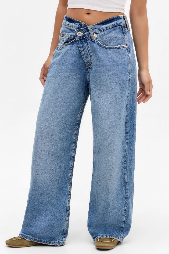 Široké wonky džíny, BDG Urban Outfitters, 1 162 Kč
Široké wonky džíny, BDG Urban Outfitters, 1 162 Kč