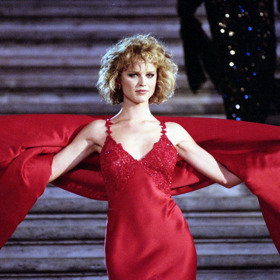 Eva Herzigová na módní přehlídce v roce 1996 v šatech v ikonické barvě Valentino Red
