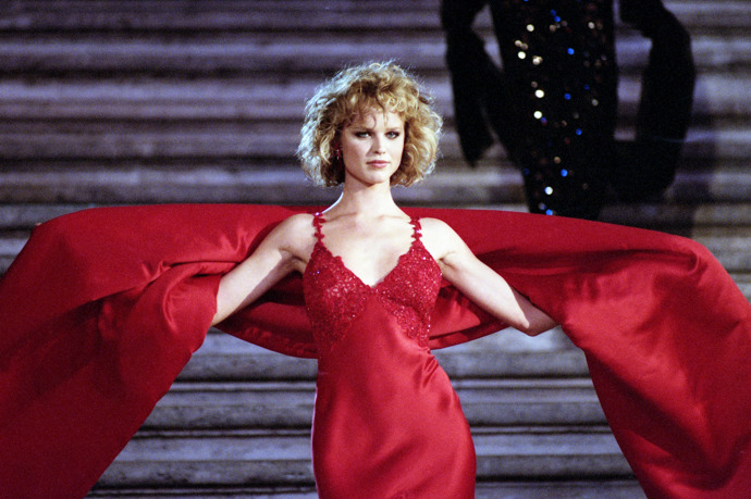Eva Herzigová na módní přehlídce v roce 1996 v šatech v ikonické barvě Valentino Red
Eva Herzigová na módní přehlídce v roce 1996 v šatech v ikonické barvě Valentino Red