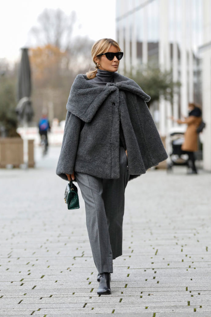 Tmavě šedá barva je jedním z nejvíce trendy odstínů sezony, sáhnout můžete i po šedé tedy peleríně.
