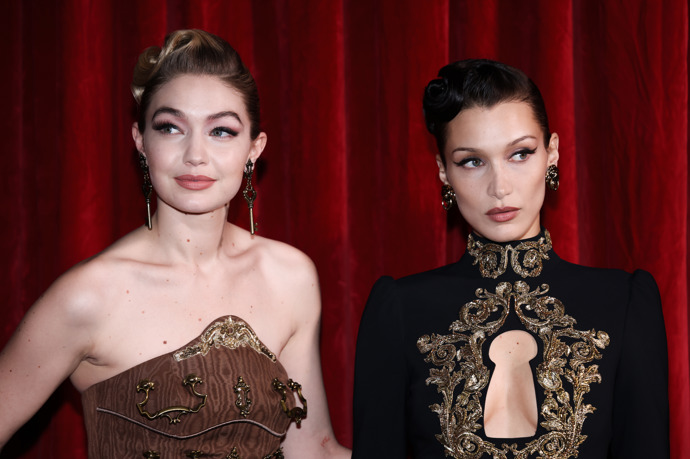 Sestry Hadidovy v roce 2022 - Bella v tmavé barvě a Gigi v blond. Aktuálně to mají naopak!
Sestry Hadidovy v roce 2022 - Bella v tmavé barvě a Gigi v blond. Aktuálně to mají naopak!