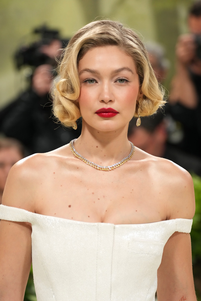 Met Gala: V roce 2024 měla vlasy ostříhané do krátkého mikáda
Met Gala: V roce 2024 měla vlasy ostříhané do krátkého mikáda