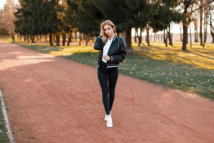 Džíny s vysokým pasem jsou jedním z mála trendů, které si udržely oblibu po dlouhou dobu.
Džíny s vysokým pasem jsou jedním z mála trendů, které si udržely oblibu po dlouhou dobu.