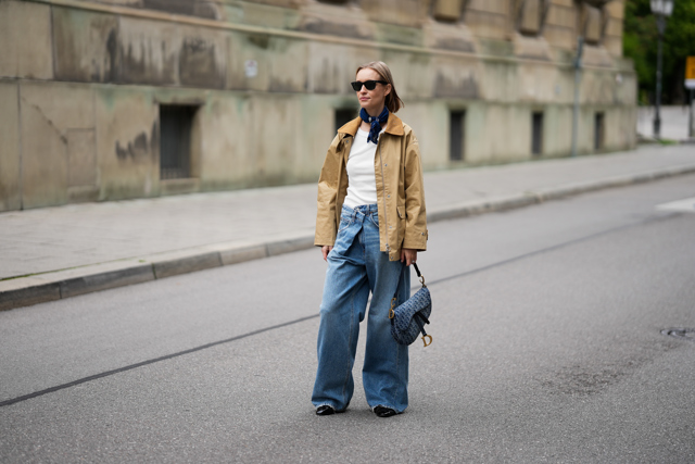 žena s wonky jeans