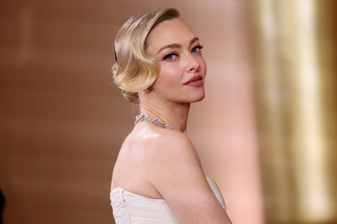 Amanda Seyfried oslnila klasickým drdolem s hollywoodskou vlnou a jemným líčením
Amanda Seyfried oslnila klasickým drdolem s hollywoodskou vlnou a jemným líčením