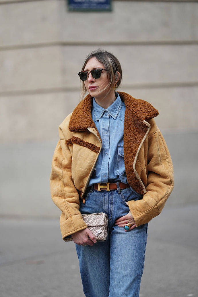Hnědou shearling bundu zkombinujte v kovbojském stylu s denim outfitem a hnědým páskem se sponou.
