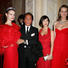 Gala večeře na počest italského módního návrháře. Na foto zleva: modelka Natalia Vodianova, Valentino Garavani, zpěvačka Natalie Imbruglia a Eva Herzigová

 
