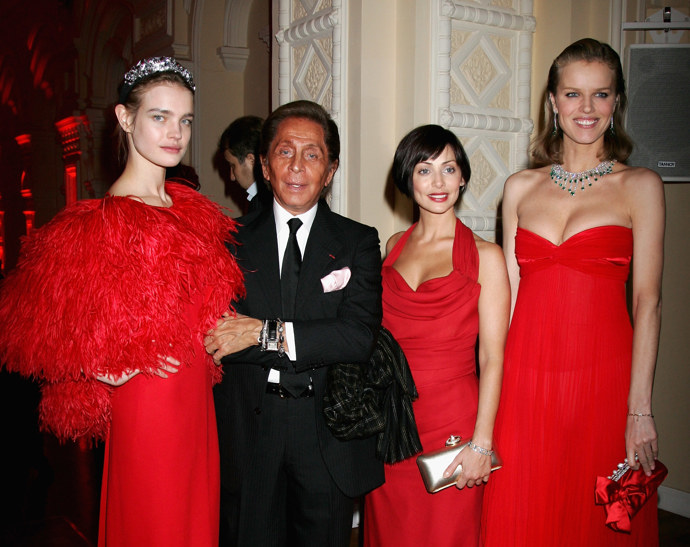 Gala večeře na počest italského módního návrháře. Na foto zleva: modelka Natalia Vodianova, Valentino Garavani, zpěvačka Natalie Imbruglia a Eva Herzigová
Gala večeře na počest italského módního návrháře. Na foto zleva: modelka Natalia Vodianova, Valentino Garavani, zpěvačka Natalie Imbruglia a Eva Herzigová