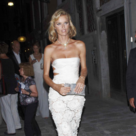 Eva Herzigová v dokonalých šatech Valentino v roce 2008 na premiéře filmu o italském návrháři
