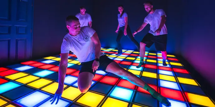 GlowStep je ideální pro 2 až 6 hráčů. Můžete hrát jako rodina společně, nebo se rozdělit a postavit proti sobě třeba rodiče a děti.
