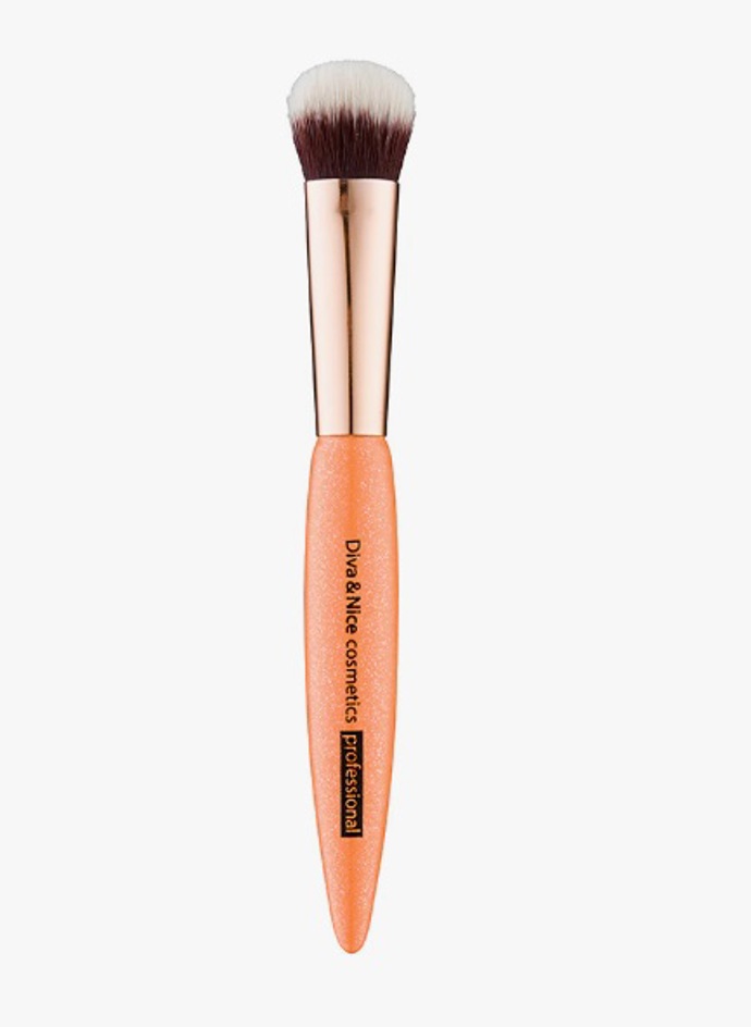 Štětec na rozjasňovač, Diva & Nice Cosmetics, 92 Kč
