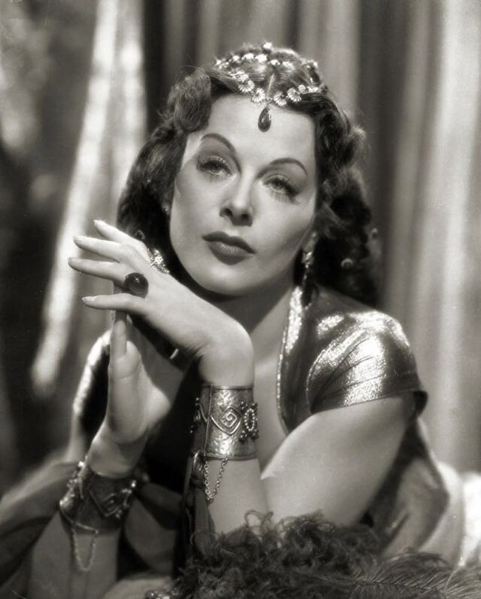 Ve volných chvílích se Hedy obklopovala knihami, nákresy a nápady, které neměly s filmem nic společného. Herectví ji živilo, ale technika ji naplňovala.
