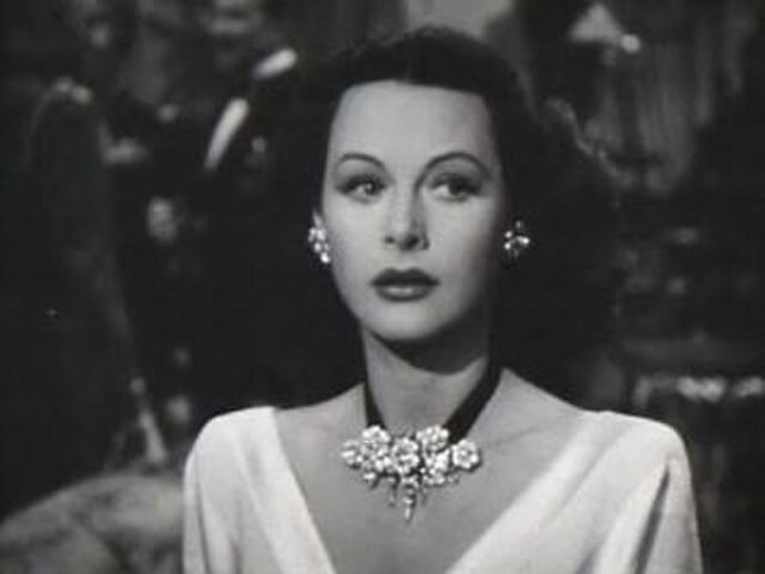 Útěk z Evropy byl pro Hedy Lamarr aktem odvahy i touhy po svobodě. Do Ameriky nepřivezla jen krásu, ale i nezlomnou vůli myslet po svém.
