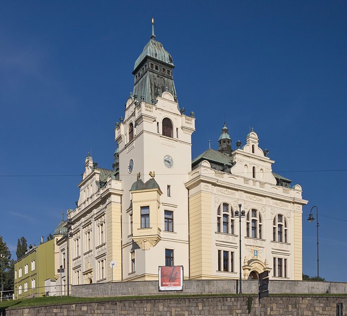 Dominantou zůstává původní radnice s obřadní síní, kanceláří starosty a galerií. Nová část přidává funkční prostor pro každodenní kontakt úřadu s veřejností. Jde o vstupní foyer, matriku, kavárnu i dětský koutek. 
