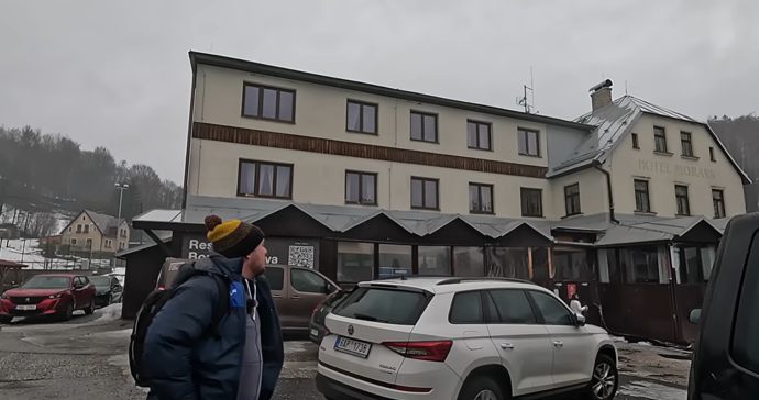 V tomto hotelu byl ubytovaný filmový štáb.
V tomto hotelu byl ubytovaný filmový štáb.