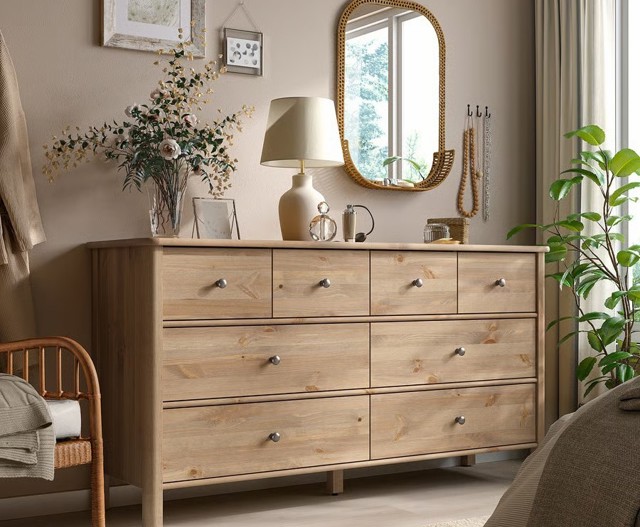 Komoda s 8 zásuvkami, STOREMOLLA, Ikea, 9 990 Kč

