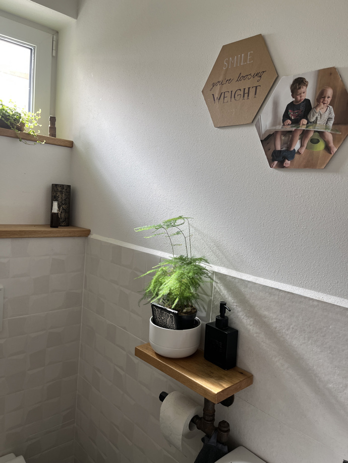 Zrcadla svítí nemocničně bíle, tak je přelepili páskou. Noční světla jsou laděná podobně. Ale všechno má svůj důvod a i ty malé nedokonalosti připomínají dobu, kdy vznikal. 
