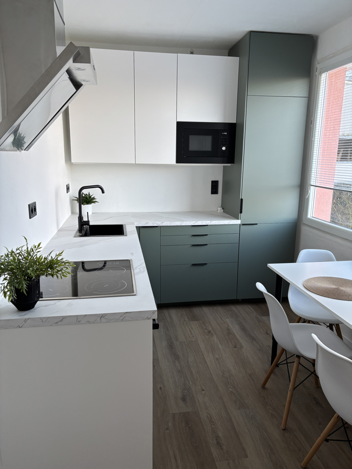 Původně chtěli jen lehce opravit kuchyni a koupelnu. Místo toho objevili netěsnící odpady, rozpadající se skříňky a za starým sporákem mastnou pohromu z dob minulých. Bylo jasné, že kosmetická úprava stačit nebude. Z původně skromného plánu se stala kompletní rekonstrukce.
