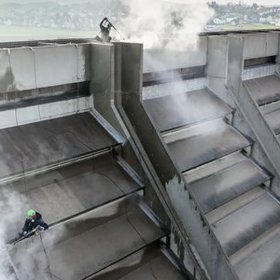 Na uvolnění nečistot byla použita horká pára s nízkým tlakem pod 1 bar, aby nedošlo k poškození betonu.
Na uvolnění nečistot byla použita horká pára s nízkým tlakem pod 1 bar, aby nedošlo k poškození betonu.
