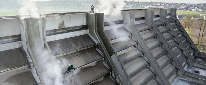 Na uvolnění nečistot byla použita horká pára s nízkým tlakem pod 1 bar, aby nedošlo k poškození betonu.
Na uvolnění nečistot byla použita horká pára s nízkým tlakem pod 1 bar, aby nedošlo k poškození betonu.