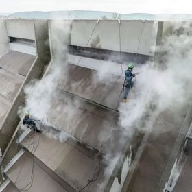 Betonová střecha objektu byla časem pokryta řasami, lišejníky a mechy. U starších průmyslových staveb to není neobvyklé. Biologické nánosy zde byly desítky let a vizuálně měnili vzhled budovy. Proto byl zvolen postup, který klade důraz na teplotu páry a minimální tlak, nikoli na mechanické či chemické zásahy.
Betonová střecha objektu byla časem pokryta řasami, lišejníky a mechy. U starších průmyslových staveb to není neobvyklé. Biologické nánosy zde byly desítky let a vizuálně měnili vzhled budovy. Proto byl zvolen postup, který klade důraz na teplotu páry a minimální tlak, nikoli na mechanické či chemické zásahy.