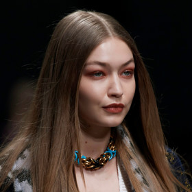 V roce 2020 nosila svoji přirozenou, tmavou blond
