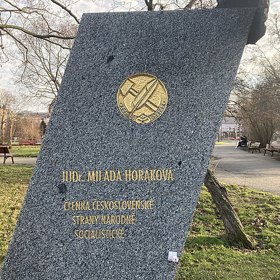 V roce 1945 se po osvobození vrátila do Prahy a znovu vstoupila do politiky. Brzy si uvědomila, že komunisté nehrají demokratickou hru, a kritizovala jejich servilitu a manipulace, což ji postavilo do střetu s režimem.
