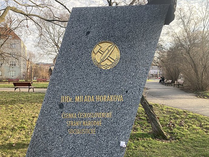 V roce 1945 se po osvobození vrátila do Prahy a znovu vstoupila do politiky. Brzy si uvědomila, že komunisté nehrají demokratickou hru, a kritizovala jejich servilitu a manipulace, což ji postavilo do střetu s režimem.
