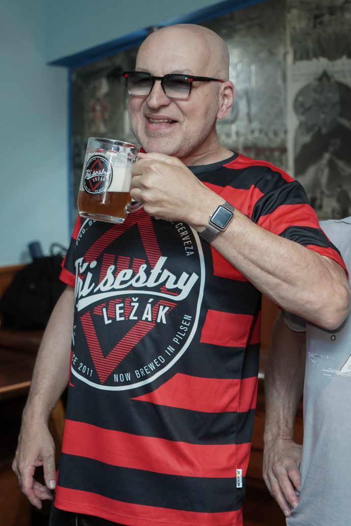 Inženýr Lou Fanánek Hagen je frontmanem oblíbené kapely Tři sestry
