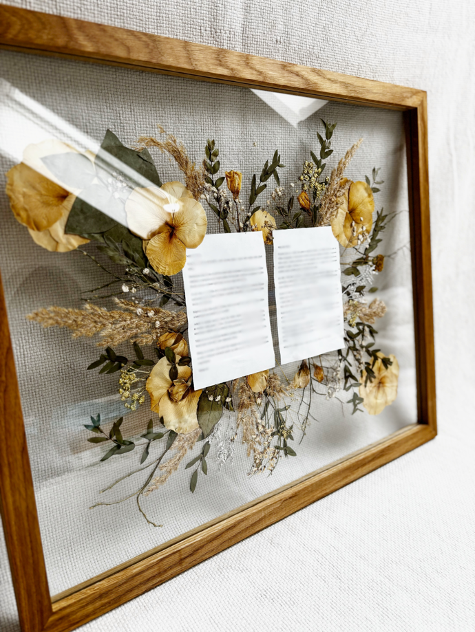 Do rámů můžete přidat i vzpomínkové kartičky, přáníčka, fotografie a jiné vzpomínkové předměty, které půjdou vylisovat.
Do rámů můžete přidat i vzpomínkové kartičky, přáníčka, fotografie a jiné vzpomínkové předměty, které půjdou vylisovat.
