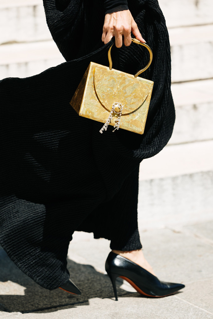 Kabelka může být jediným zářivým prvkem celého outfitu
Kabelka může být jediným zářivým prvkem celého outfitu
