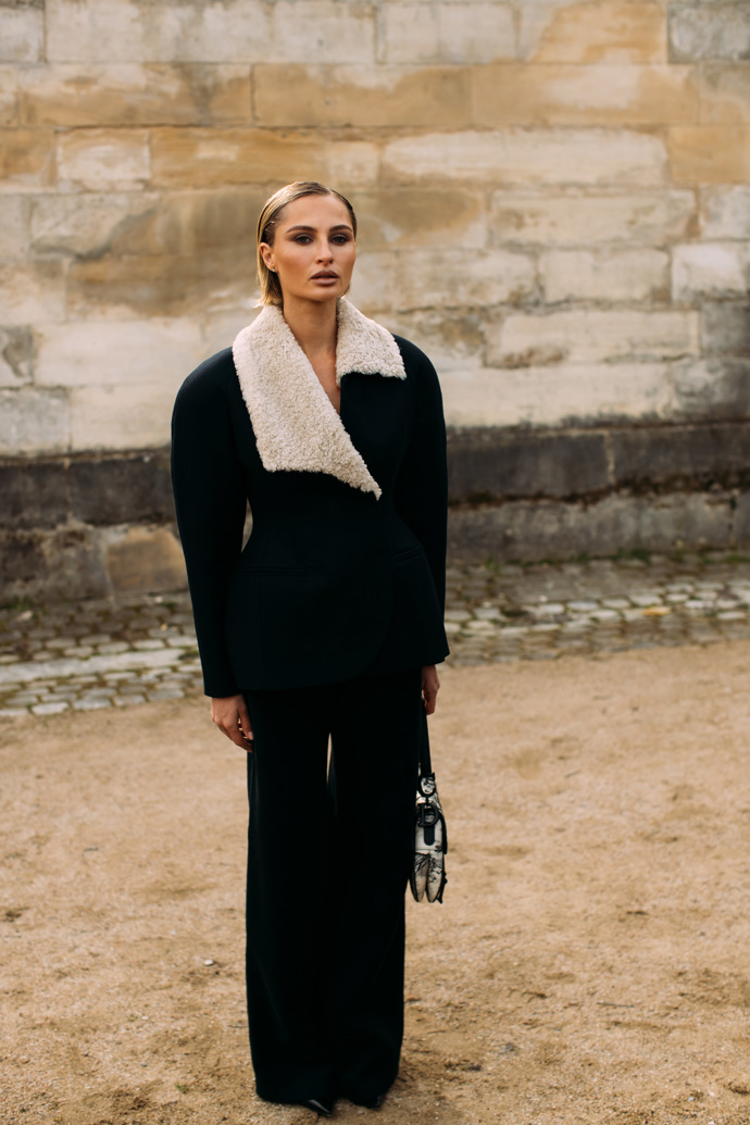 Huňatý teddy límec umí být i elegantní v jinak celočerném outfitu.
