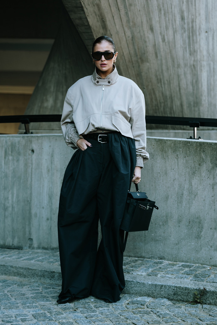Aby oversized model nepůsobil pytlovitě, zastrčte vršek do pasu kalhot
