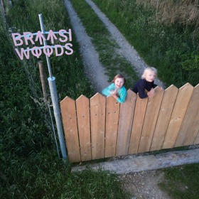 Postupně a vlastníma rukama budují off-grid osadu Braasi Woods. Místo, kam se dá jezdit, pracovat a žít a kde věci dávají smysl i bez připojení k síti.
