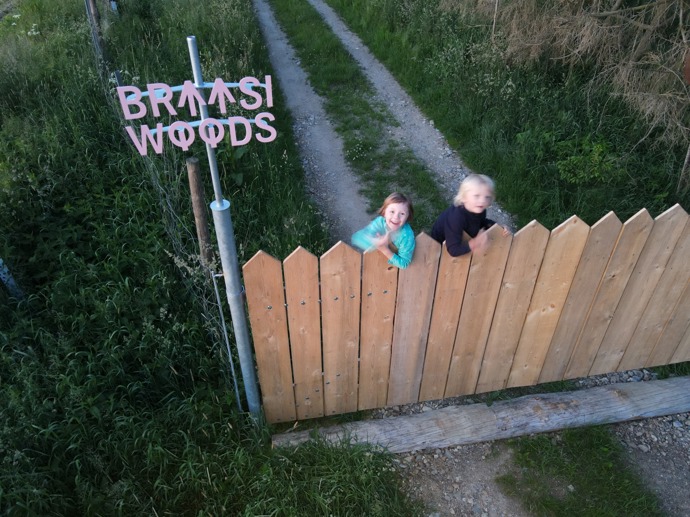 Postupně a vlastníma rukama budují off-grid osadu Braasi Woods. Místo, kam se dá jezdit, pracovat a žít a kde věci dávají smysl i bez připojení k síti.
