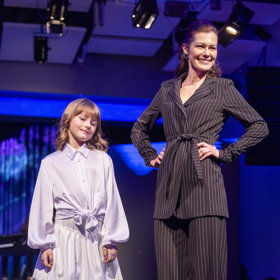 Martina Pipkové Loudová předvedla tři kolekce – street style, koktejlky a večerní šaty. Jana Doleželová byla jednou z modelek a zároveň celý večer Móda a hudba v Labuti pořádala
