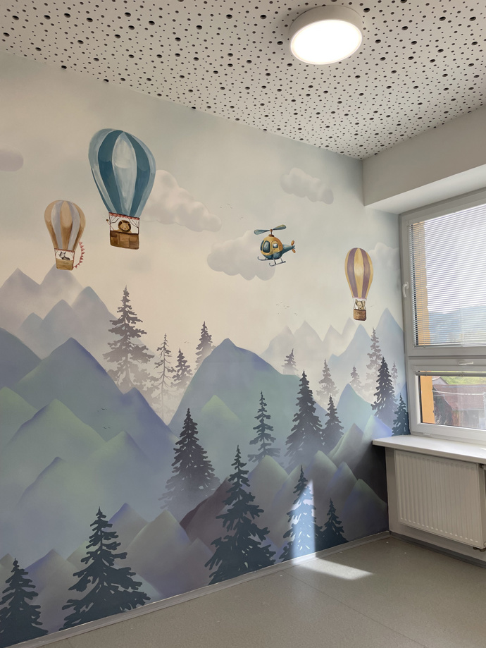Dětská fantazie nezná hranic a nástěnná malba v dětském pokoji jí dává prostor ještě vyrůst. Jediný motiv umí změnit zásadně atmosféru celého pokojíčku, podpořit hru, tvořivost a také zvýšit pocit bezpečí. Namísto nudné neutrální stěny může před očima dětí vzniknout pohádková krajina, tropická džungle, vesmírná loď nebo tiché království plné zvířat.
Dětská fantazie nezná hranic a nástěnná malba v dětském pokoji jí dává prostor ještě vyrůst. Jediný motiv umí změnit zásadně atmosféru celého pokojíčku, podpořit hru, tvořivost a také zvýšit pocit bezpečí. Namísto nudné neutrální stěny může před očima dětí vzniknout pohádková krajina, tropická džungle, vesmírná loď nebo tiché království plné zvířat.