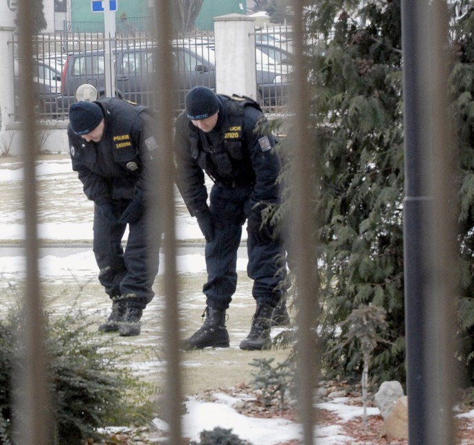 Policisté prohledávali 26. ledna 2006 prostor v Durychově ulici v Praze 4, kde byl předchozí večer zastřelen před sídlem svých firem podnikatel František Mrázek.
Policisté prohledávali 26. ledna 2006 prostor v Durychově ulici v Praze 4, kde byl předchozí večer zastřelen před sídlem svých firem podnikatel František Mrázek.