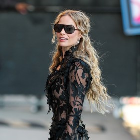 Margot Robbie v šatech Alexander McQueen

 
